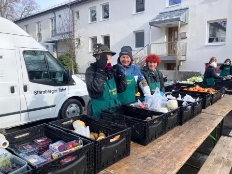 Drei Menschen bei einer Tafel