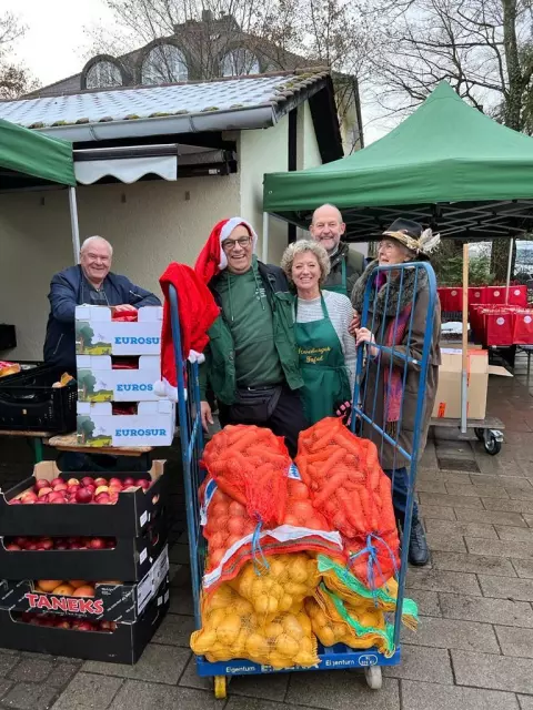 Menschen bei der Tafel mit Kartoffelsäcken