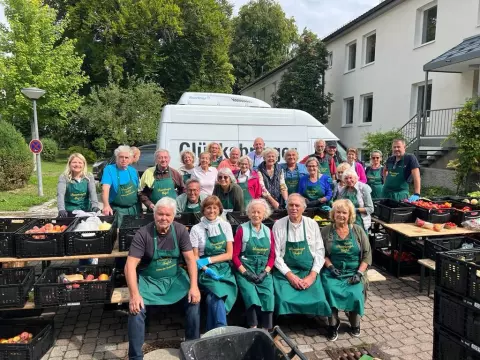 Eine große Gruppe an Helfern der Tafel