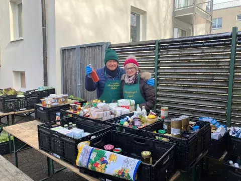 Zwei Menschen bei der Tafel