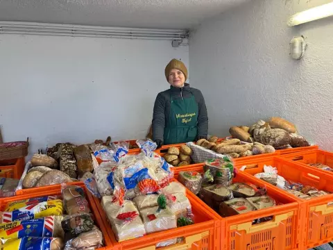 Eine Frau bei der Tafel