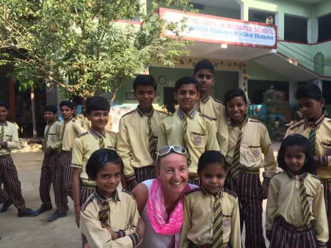 Christine mit einer Gruppe indischer Kinder