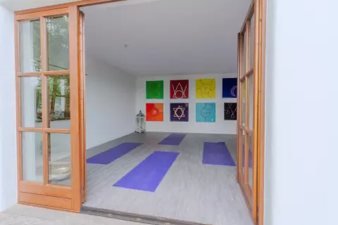 Yoga Raum durch die offene Tür fotografiert