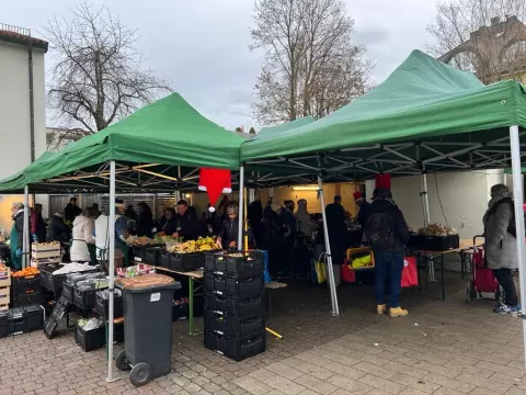 Menschen holen sich Essen bei der Tafel