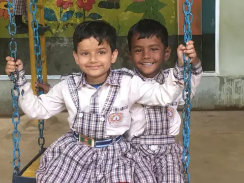 Zwei indische Kinder beim Spielen