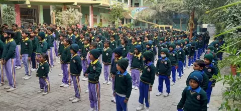 Indische Kinder in Uniform und in Rei und Glied aufgestellt